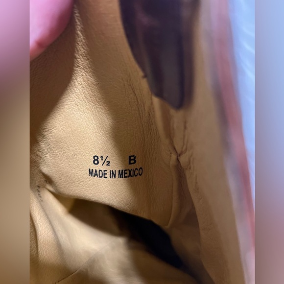 Like new Vintage style cowgirl boots. Worn a handful of times. - Picture 4 of 4